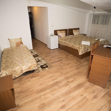 Hostel Ruxandra Focşani エクステリア 写真