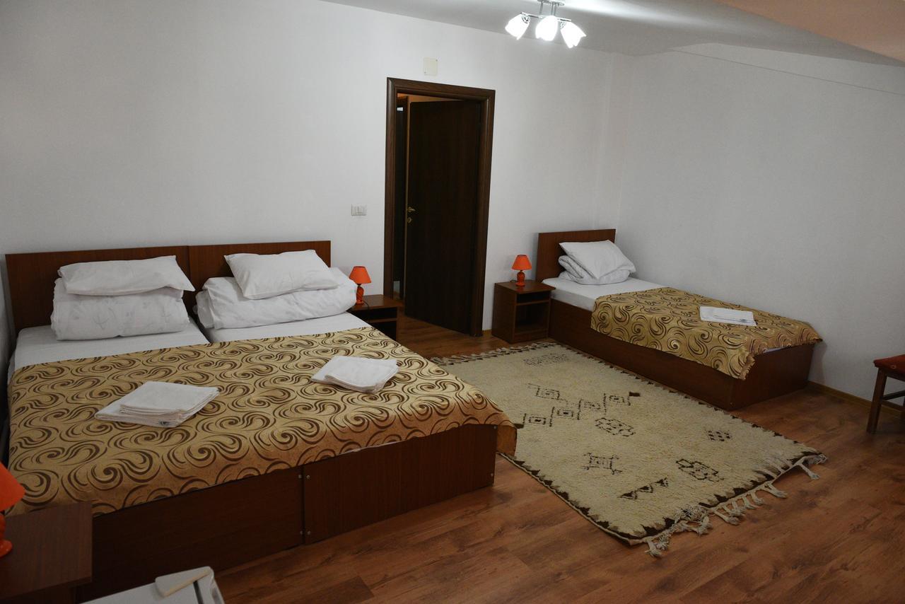 Hostel Ruxandra Focşani エクステリア 写真